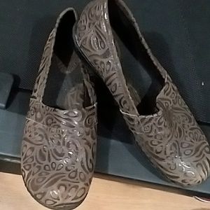 Gently used B.O.C Brown 8M clogs